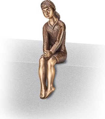 [ST-SK-85534] Bronzová socha dievčaťa, sediacich, 10×3×4 cm