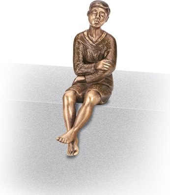 [ST-SK-85535] Bronzová socha Chlapec sedící na náhrobek, 10×6 cm